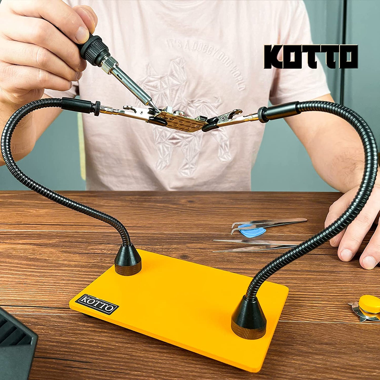 Suport de lipit cu 2 brate magnetice cu cleme rotative 360°, baza metalica cu picioruse din cauciuc, pentru placa de circuite, pistol de lipit, ciocan de lipit, bijuterii