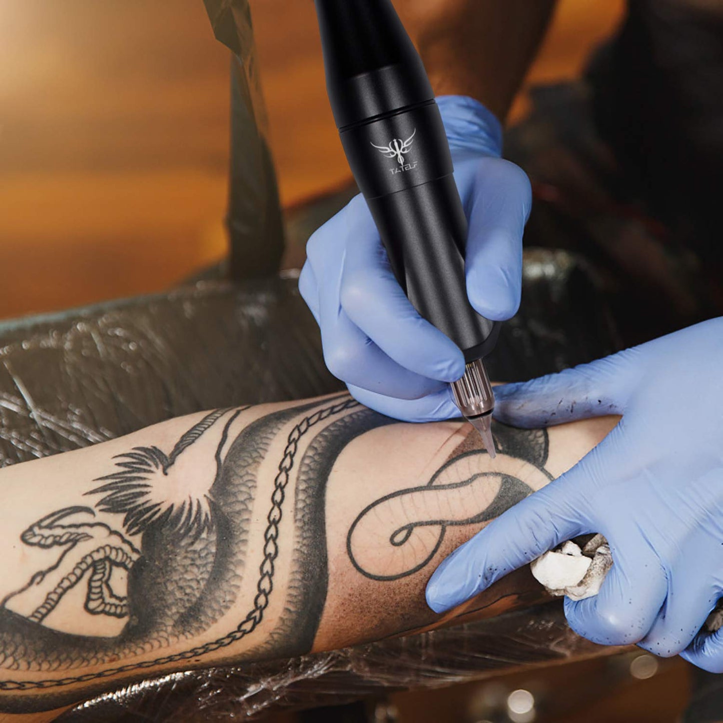 Set de tatuaj profesional cu masina de tatuat rotativa cu 2 motoare interschimbabile si sursa cu butoane tactile si ecran LCD, ace si cupe pentru vopsea