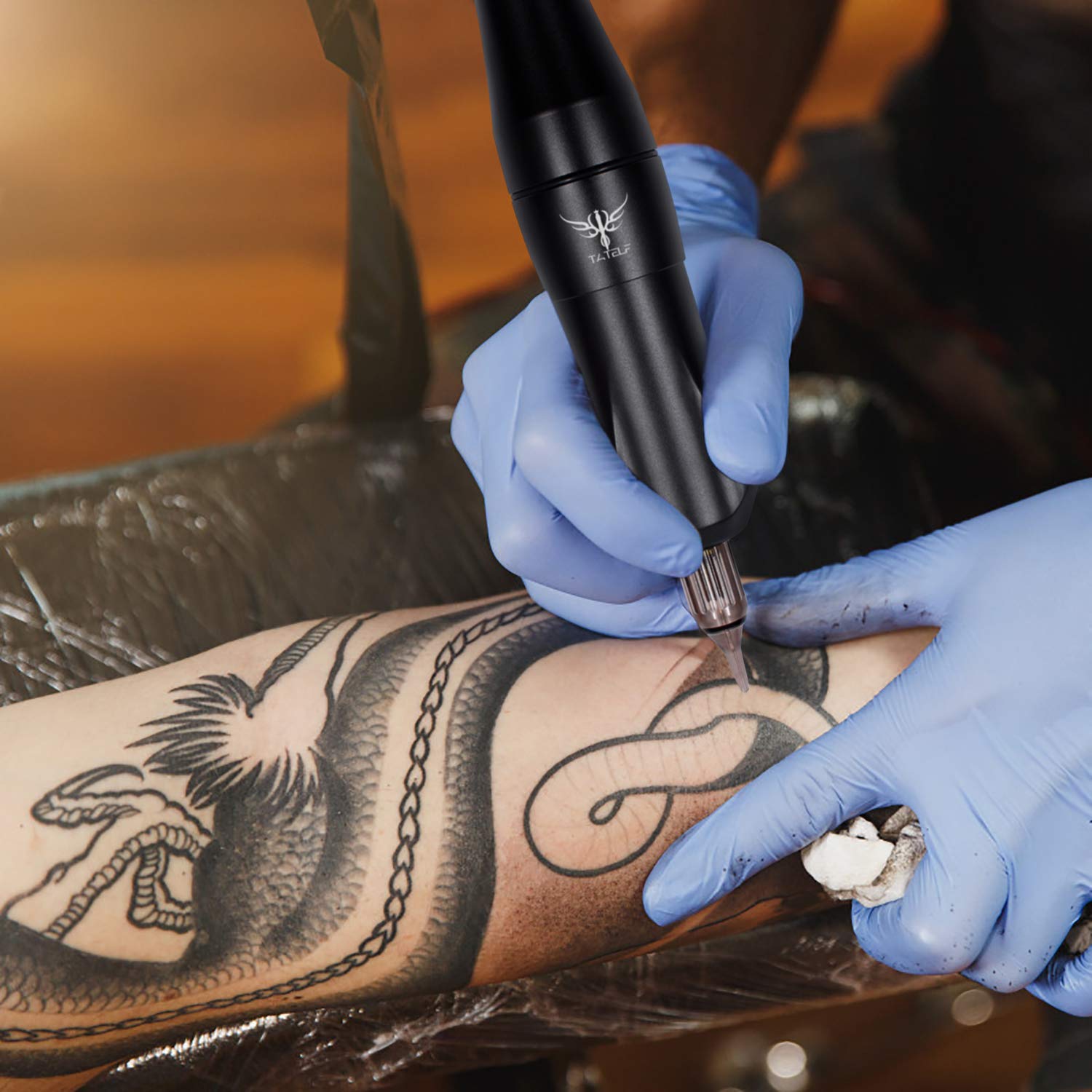 Set de tatuaj profesional cu masina de tatuat rotativa cu 2 motoare interschimbabile si sursa cu butoane tactile si ecran LCD, ace si cupe pentru vopsea