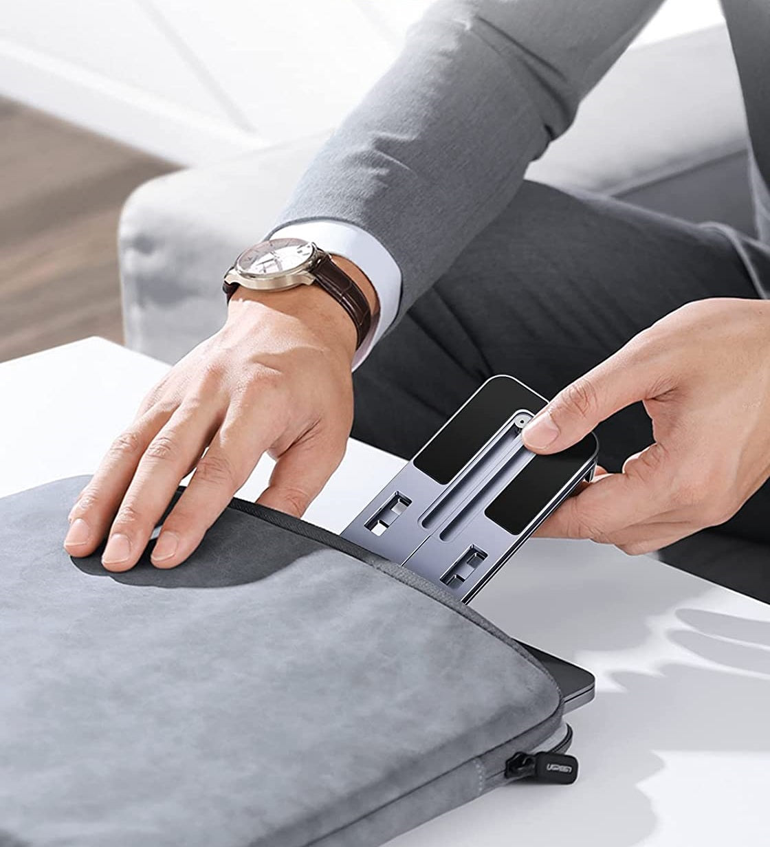 Suport pentru pentru laptop, cu Hub USB-C si 4 porturi USB 3.0, stand din aluminiu reglabil pe inaltime, pliabil, pentru notebook si laptop