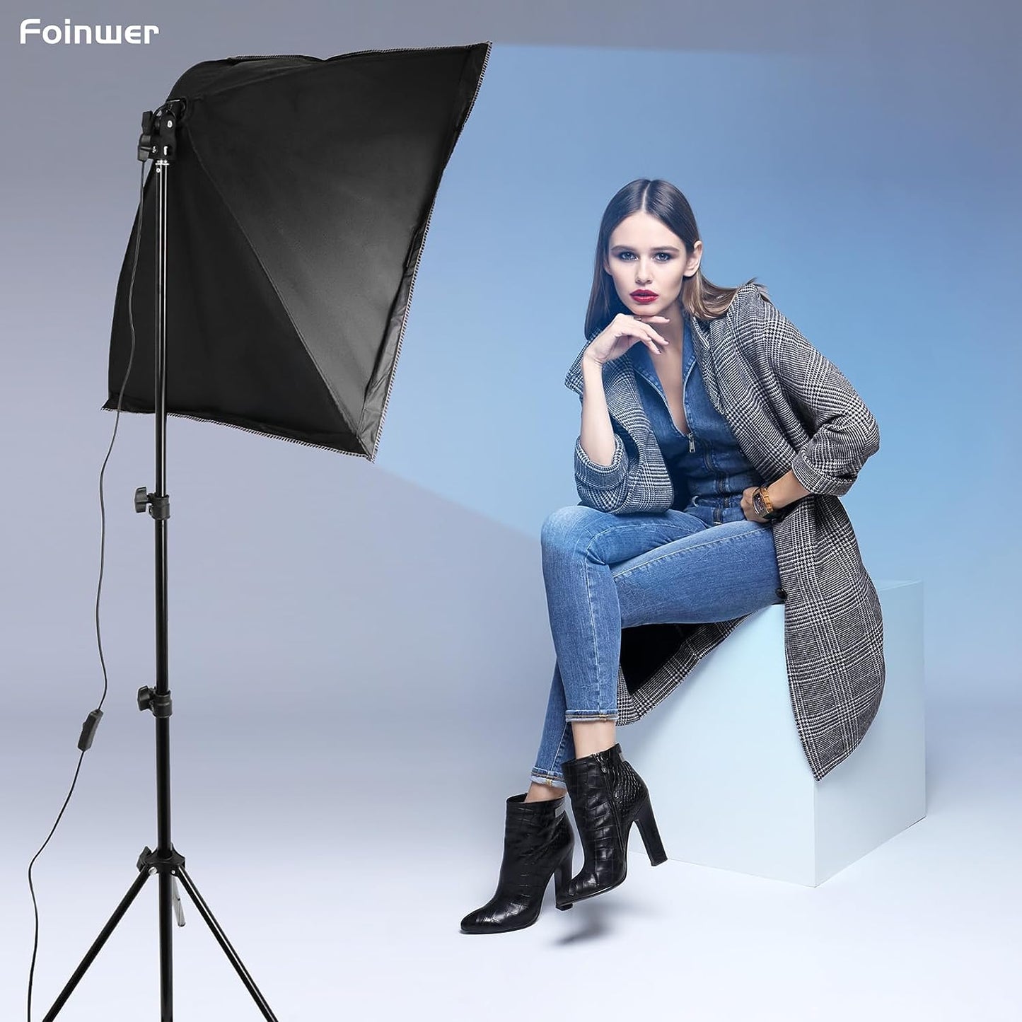 Kit lumina continua, lumini de studio cu 2 Softbox 50x70 cm, 2 lampi LED si 3 filtre de culoare, 2 trepiede 200 cm, 2 panze de difuzie, 2 telecomenzi, geanta de depozitare si transport