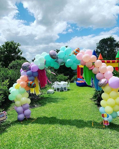 Arcada pentru baloane de 2.4 m x 2.7 m, suport metalic cu baza patrata, 2 saculeti pentru contragreutate, banda pentru baloane si accesorii, pentru nunta, zi de nastere, fundal foto, accesorii pentru petreceri, decoratiuni