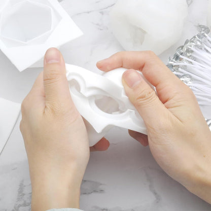 Set 6 matrita de silicon pentru lumanari, 100x fitile, 2x suport fitil, 1x ac de gaurit, din silicon alimentar, 3D, netoxice, inodore, flexibile si durabile, pentru confectionare lumanari, sapunuri, si prajituri, mousse, dulciuri, ciocolata, inghetata