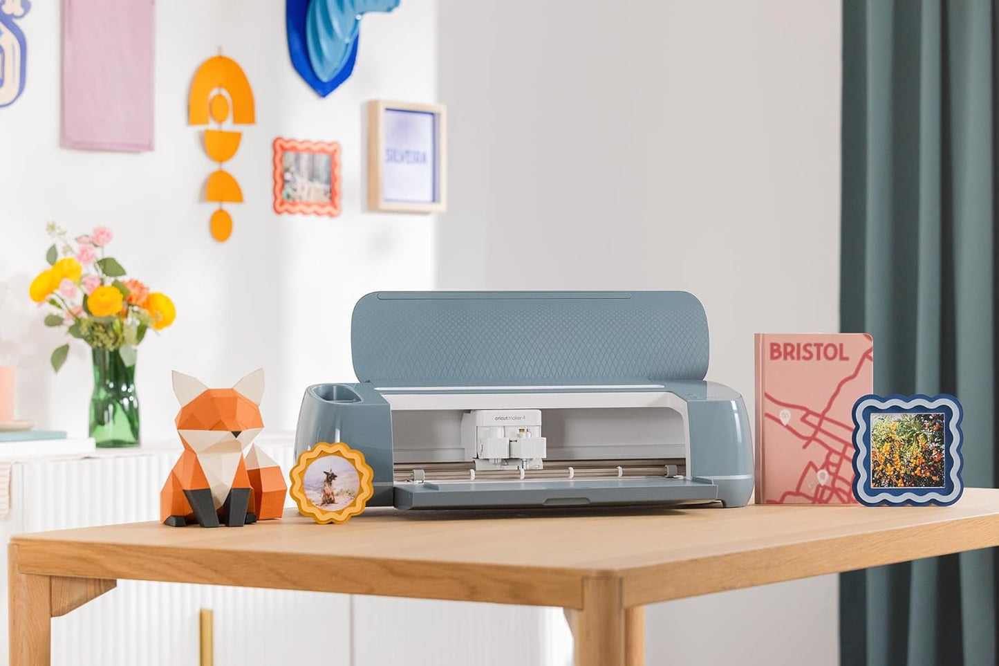 Cricut Maker 4, aparat inteligent pentru taiere, personalizare si proiecte creative, compatibil cu peste 300 de materiale, decupare, scriere, gravare si embosare, conectivitate Bluetooth, gri