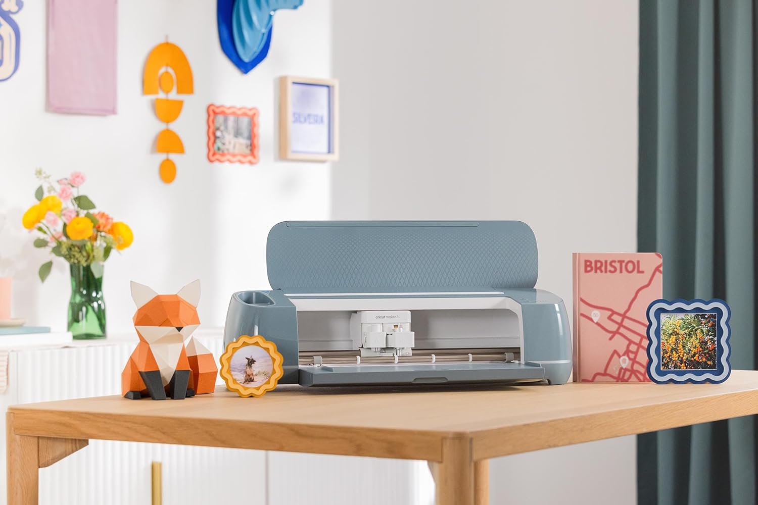 Cricut Maker 4, aparat inteligent pentru taiere, personalizare si proiecte creative, compatibil cu peste 300 de materiale, decupare, scriere, gravare si embosare, conectivitate Bluetooth, gri
