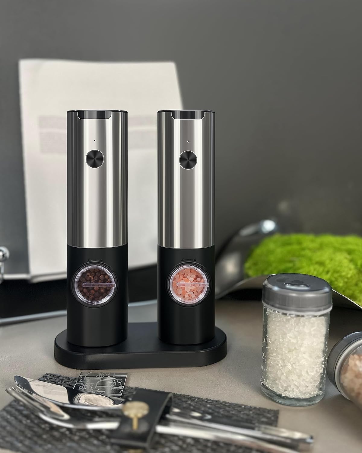 Set 2 Rasnite electrice sare, piper sau alte condiment, control pentru finetea macinarii, stand incarcare, camere depozitare transparente, Lumina LED, reincarcabile, din otel inoxidabil, pentru bucatarie si gratar