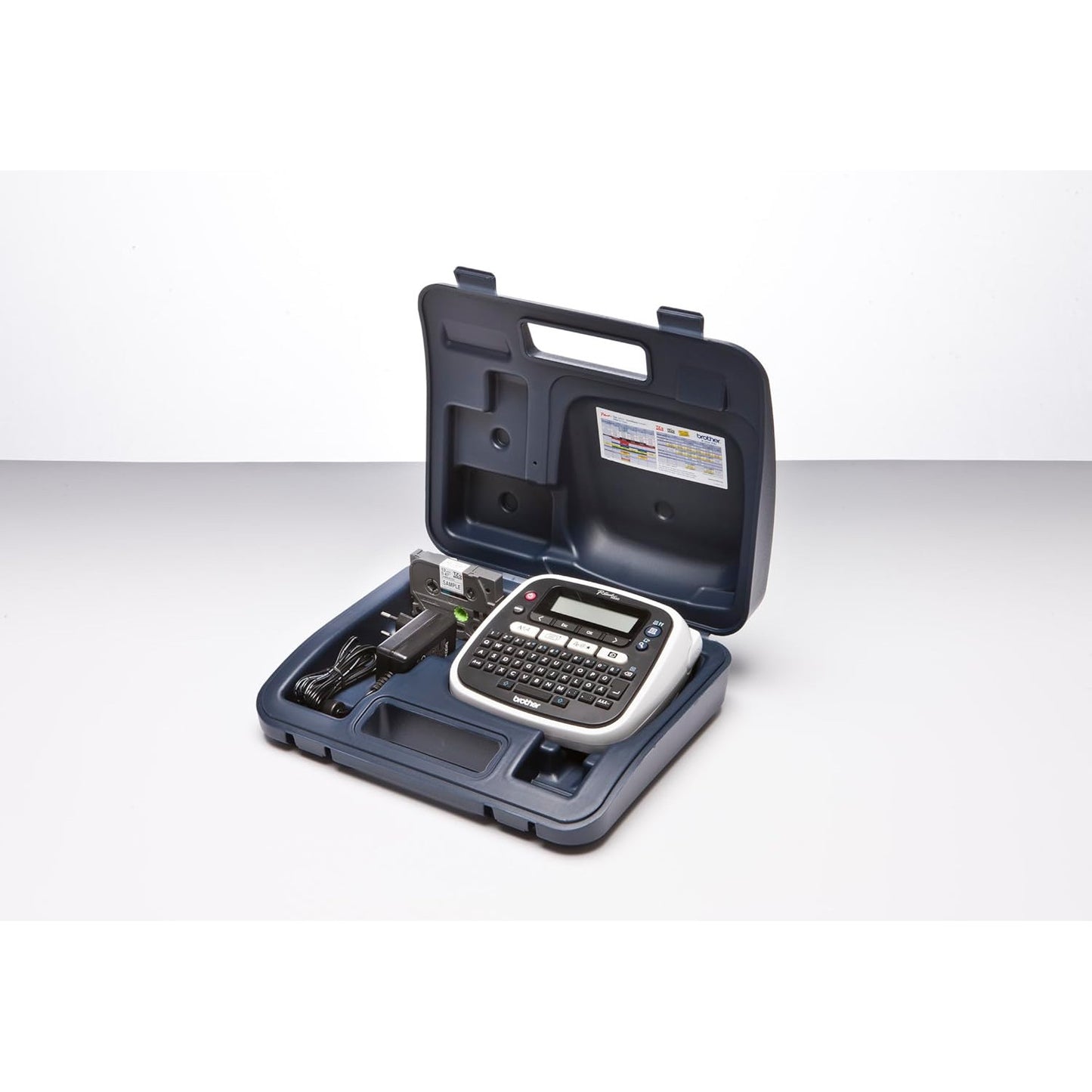 Aparat de etichetat Brother PT-D200BWVP negru, cu adaptor si geanta de transport, pentru benzi TZe 3, 5–12 mm, viteza imprimare pana la 20 mm/sec