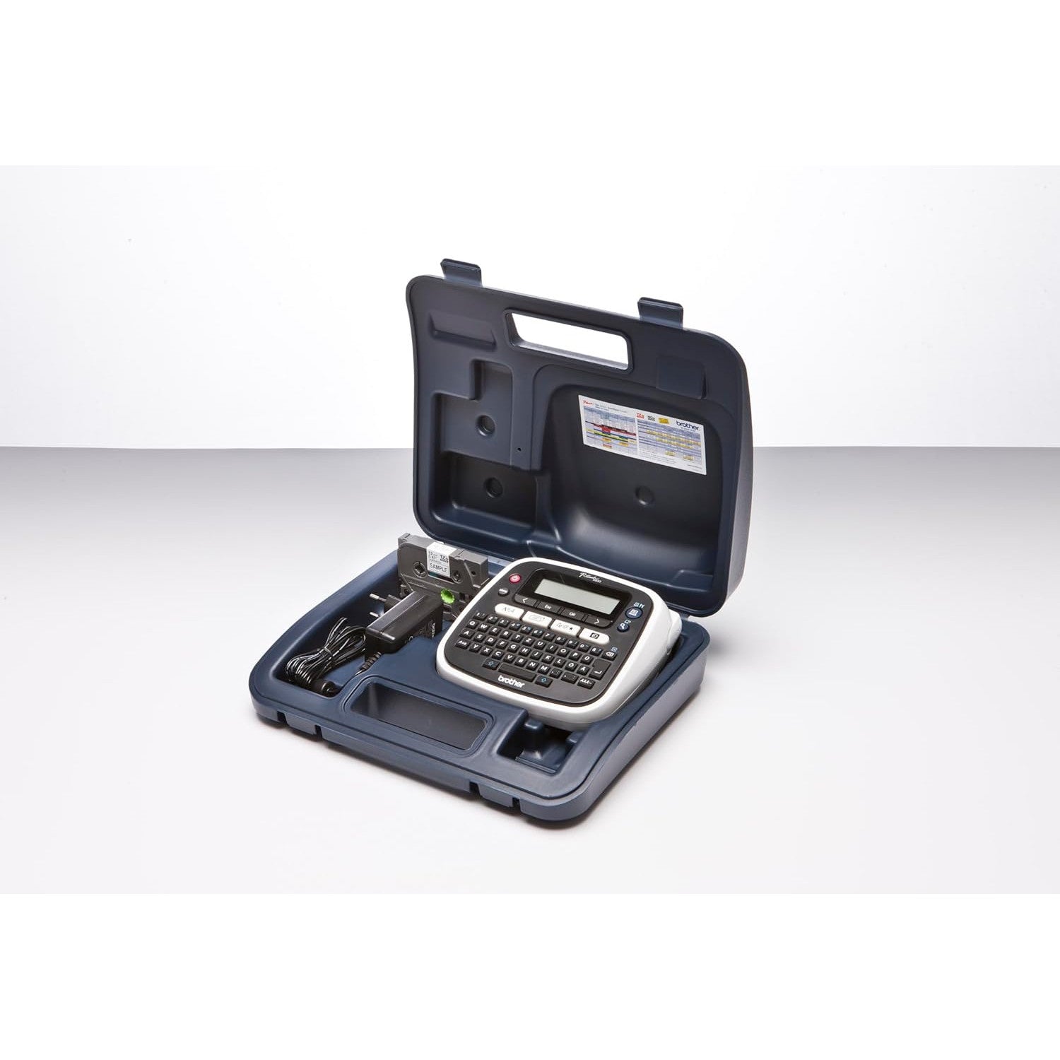 Aparat de etichetat Brother PT-D200BWVP negru, cu adaptor si geanta de transport, pentru benzi TZe 3, 5–12 mm, viteza imprimare pana la 20 mm/sec