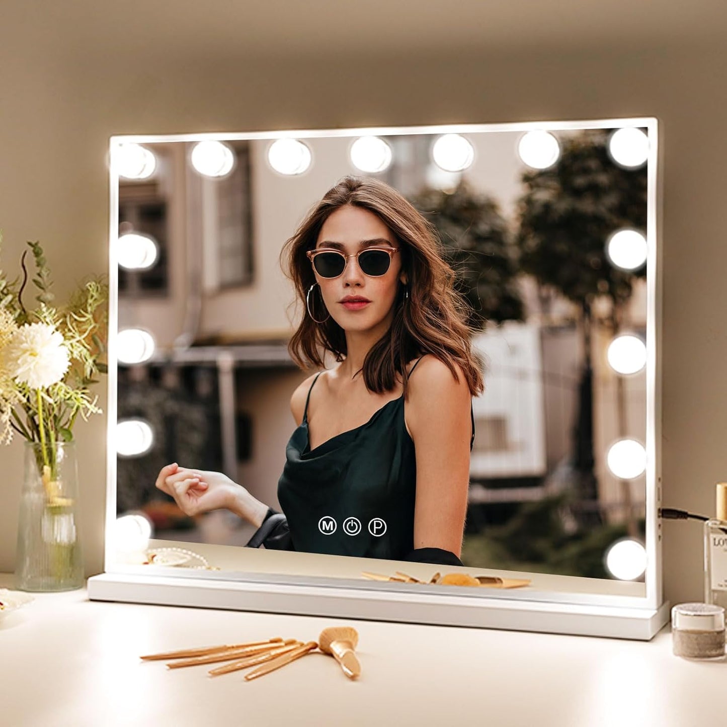 Oglinda machiaj cosmetica profesionala, 58 x 48 cm, cu 15 lumini LED, 3 temperaturi culoare alb cald-alb rece, luminozitate reglabila, cu port USB, cu stand si prindere in perete