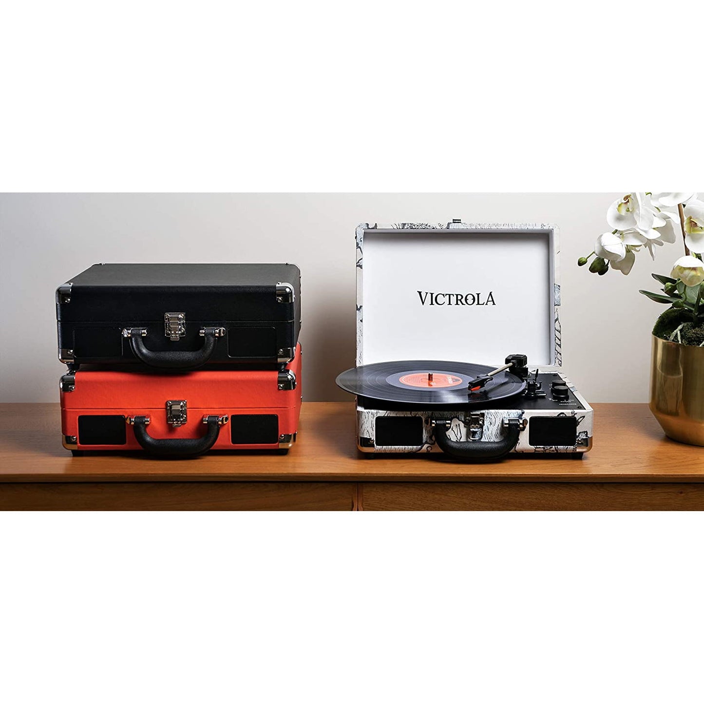 Pick-up tip servieta cu Bluetooth 5.0, difuzoare incorporate, AUX, cu 3 viteze, design steag britanic, Victrola VSC-550BT